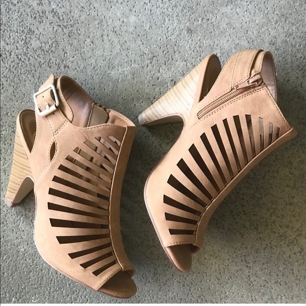 Delicious Shaky Tan Strappy Pyramid Heel Sandal - Picture 4 of 7